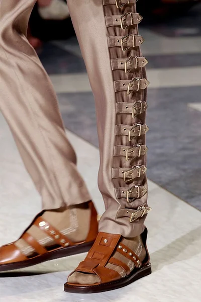 Look 16